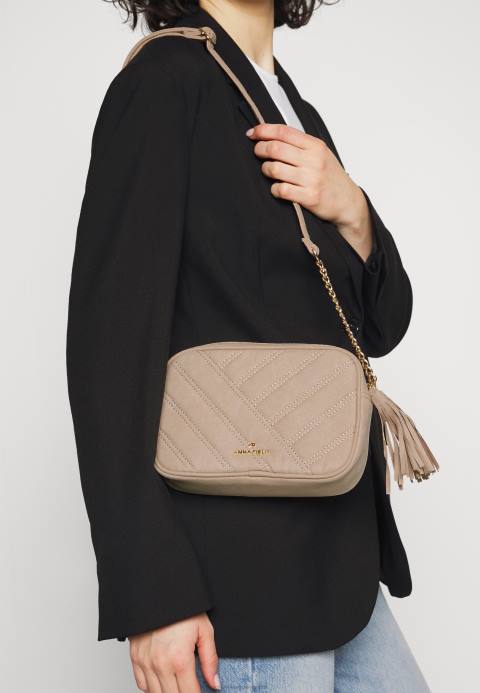 mujer bandolera rosa Anna Field 84Z82500