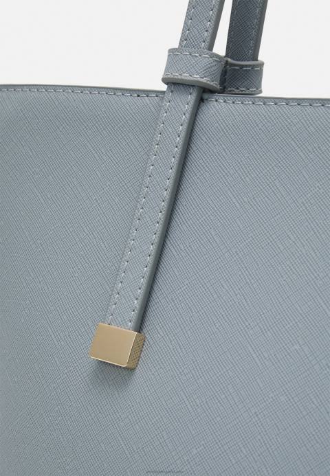 mujer bolso azul Anna Field 84Z82302