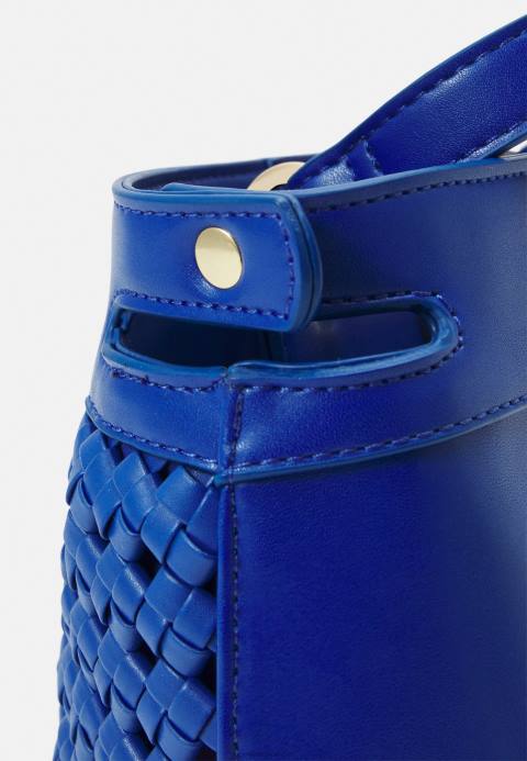 mujer bolso azul Anna Field 84Z82321