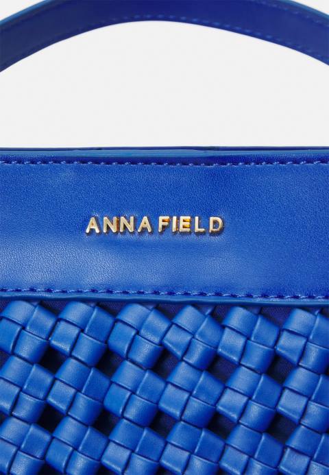 mujer bolso azul Anna Field 84Z82321