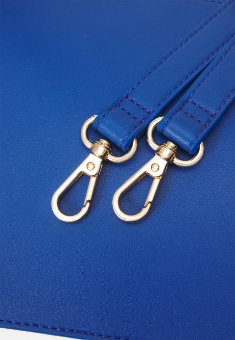 mujer bolso azul Anna Field 84Z82363