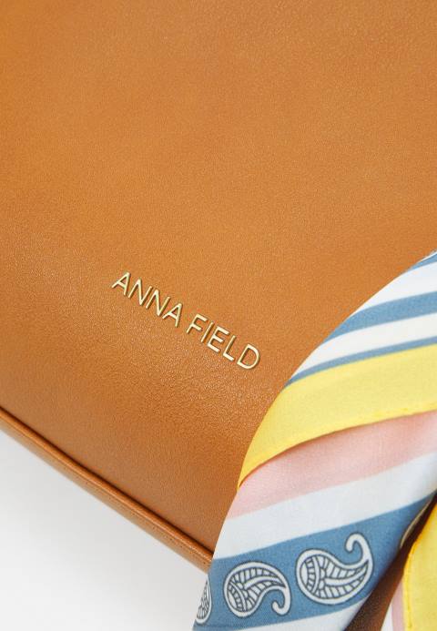 mujer bolso coñac Anna Field 84Z82311