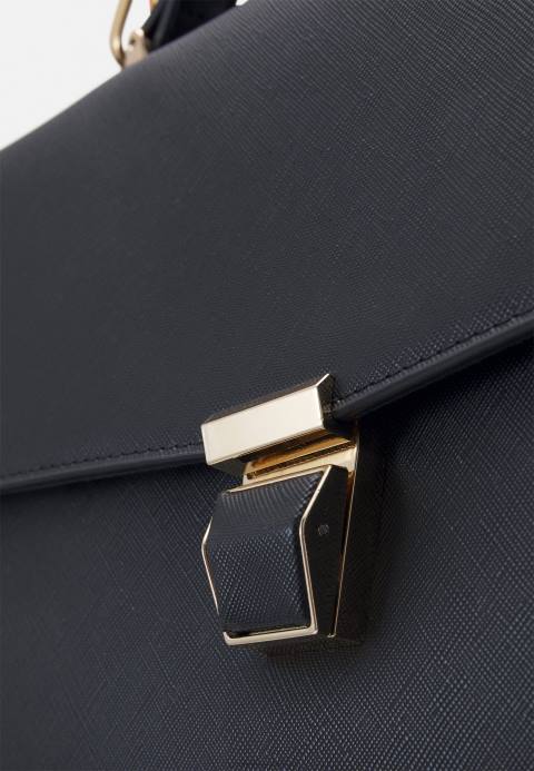 mujer bolso negro Anna Field 84Z82290