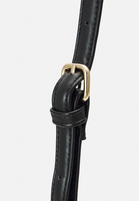 mujer bolso negro Anna Field 84Z82297