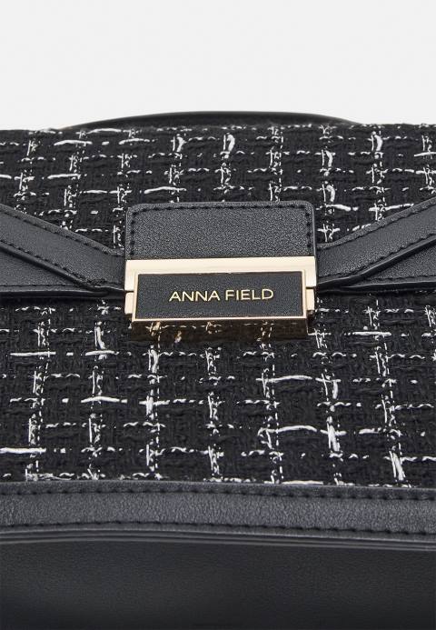 mujer bolso negro Anna Field 84Z82299