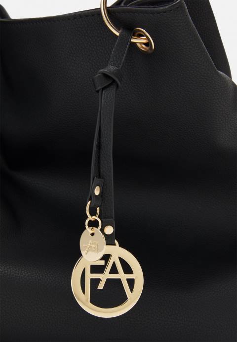 mujer bolso negro Anna Field 84Z82305