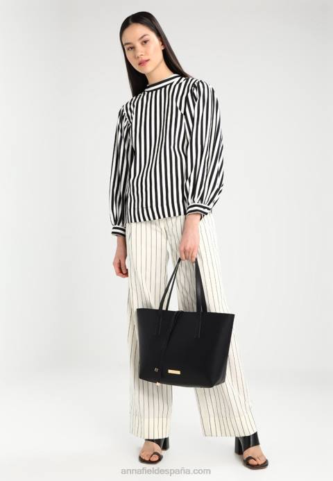 mujer bolso negro Anna Field 84Z82306