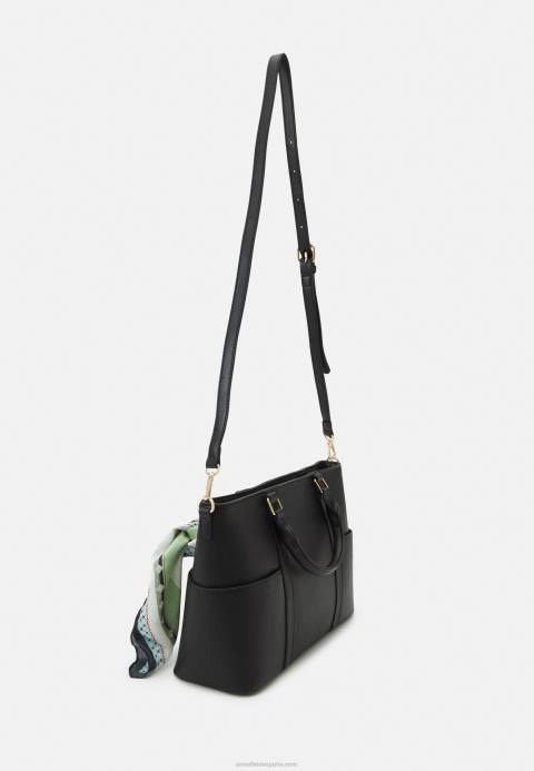 mujer bolso negro Anna Field 84Z82315