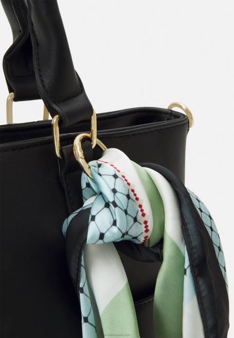 mujer bolso negro Anna Field 84Z82315