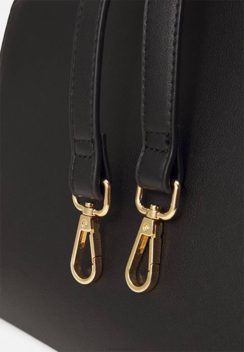 mujer bolso negro Anna Field 84Z82317