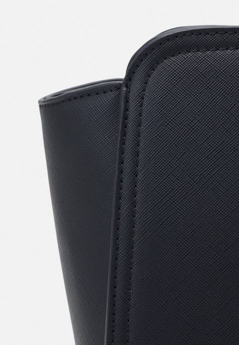 mujer bolso negro Anna Field 84Z82318