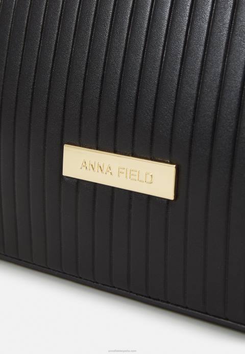 mujer bolso negro Anna Field 84Z82319