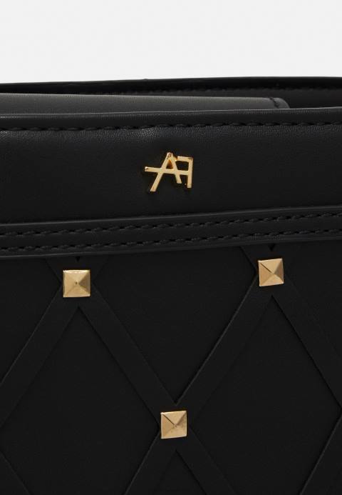 mujer bolso negro Anna Field 84Z82326