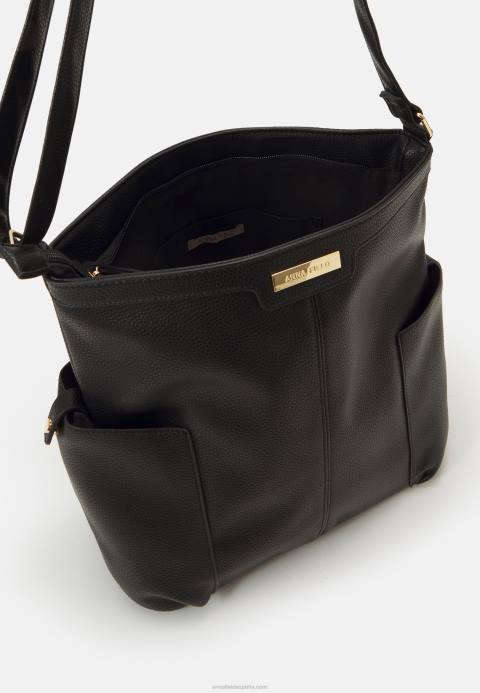mujer bolso negro Anna Field 84Z82333