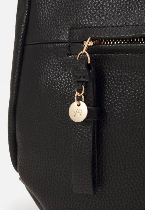 mujer bolso negro Anna Field 84Z82337