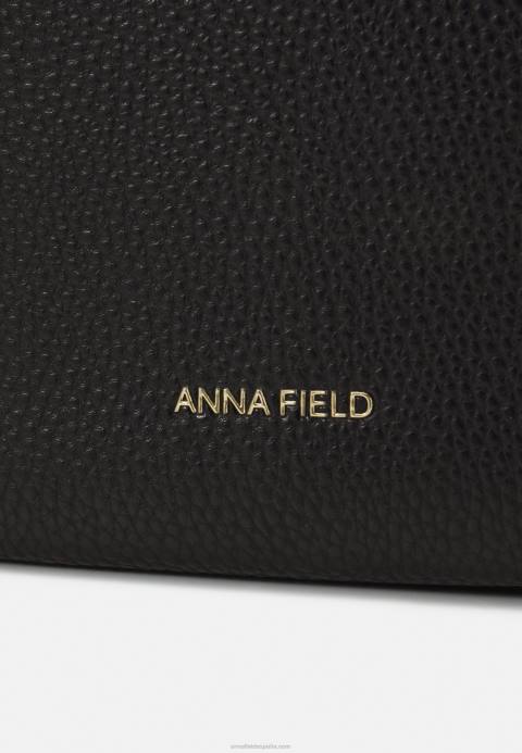 mujer bolso negro Anna Field 84Z82337
