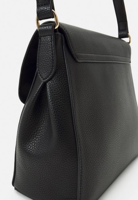 mujer bolso negro Anna Field 84Z82338