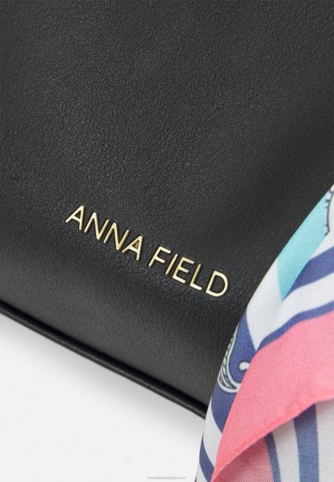 mujer bolso negro Anna Field 84Z82343