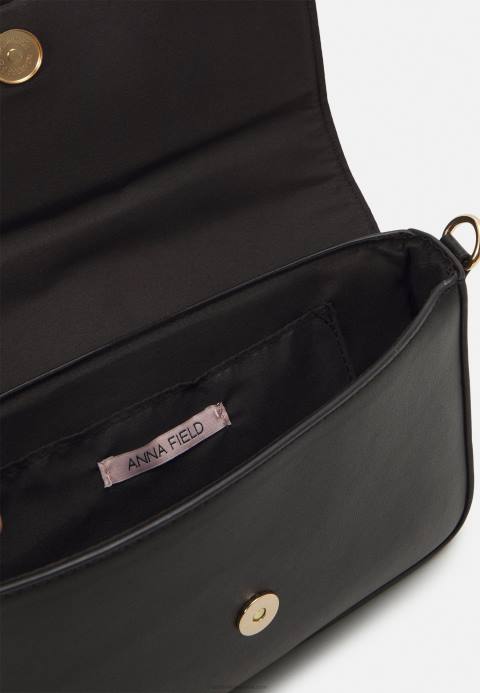 mujer bolso negro Anna Field 84Z82356