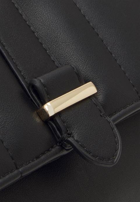 mujer bolso negro Anna Field 84Z82356