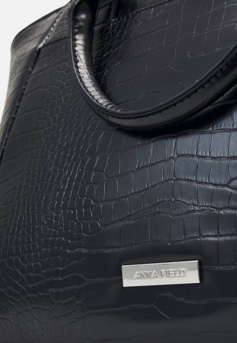 mujer bolso negro Anna Field 84Z82370
