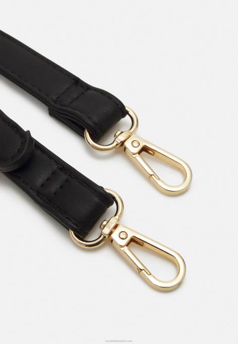 mujer bolso negro Anna Field 84Z82384