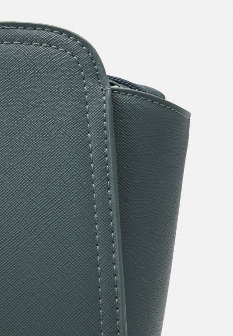 mujer bolso verde Anna Field 84Z82373