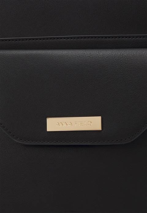 mujer mochila negra Anna Field 84Z82591