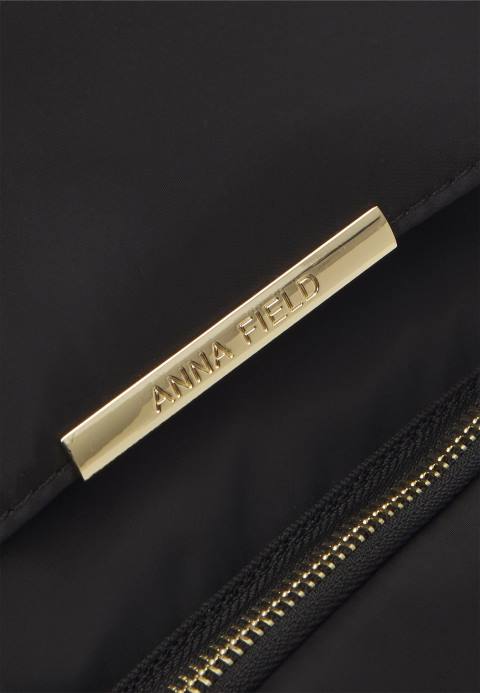 mujer mochila negra Anna Field 84Z82597