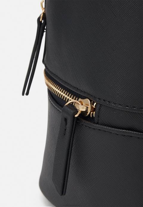 mujer mochila negra Anna Field 84Z82605