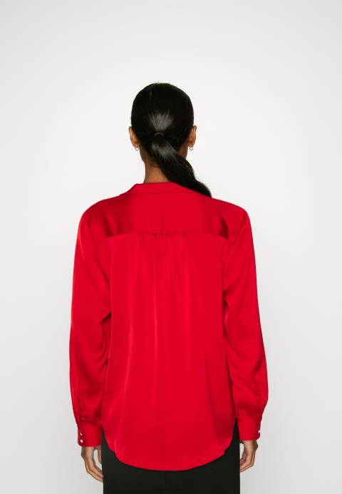 mujer blusa roja con botones Anna Field 84Z8678