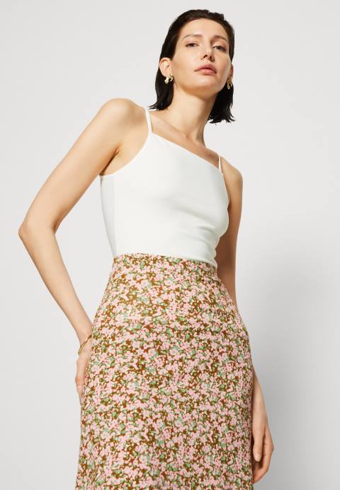 mujer top blanquecino Anna Field 84Z8492