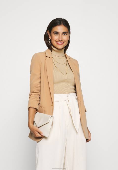 mujer puente de arena Anna Field 84Z8853