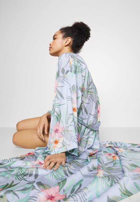 mujer bata floral bata azul Anna Field 84Z81090