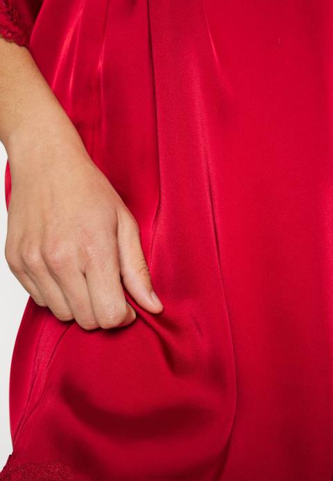 mujer bata roja Anna Field 84Z81092