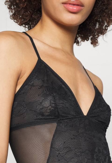 mujer cuerpo negro Anna Field 84Z81022