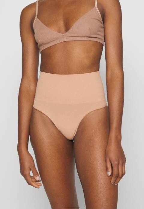 mujer fajas desnudas Anna Field 84Z81036