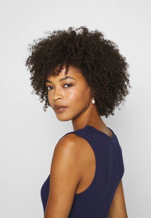 mujer vestido de noche azul Anna Field 84Z8122